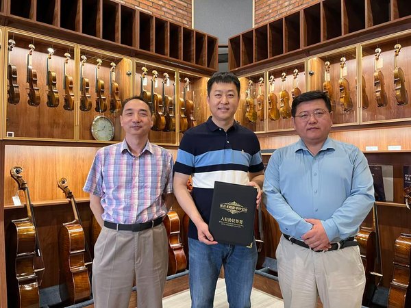 Violin Temple Luthier Interview Series Episode 5: Zheng Benjun — A Luthier Specializing in Guarneri "Cannon," Eight Years of Comeback Writing All-Round Mastery