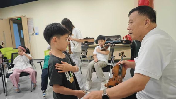 金域国际B级零基础乐团正式开课 孩子们的提琴之旅,从此刻开始